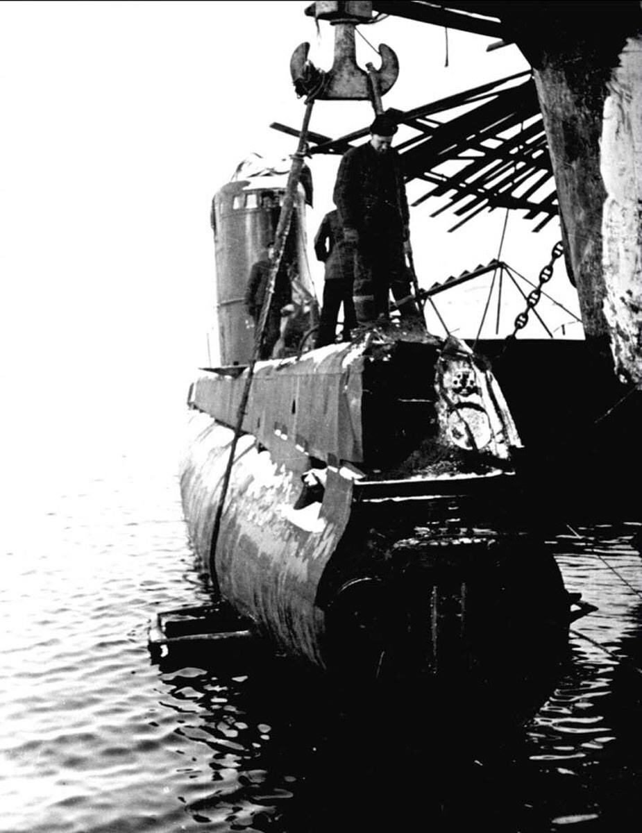 Подъем в док поврежденной М-174