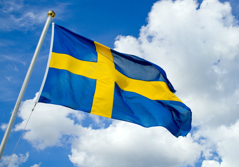 Королевство Швеция  — государство в Северной Европе, занимает восточную и южную части Скандинавского полуострова, острова Готланд и Эланд в Балтийском море. Площадь  — 450 тыс. км ² . Столица  — город Стокгольм. На территории страны преобладают плоскогорья и всхолмленные равнины; на севере и западе находятся Скандинавские горы. Климат умеренный, переходный от морского к континентальному: средние температуры января от +5 °С на юге до -14 °С на севере, июля — от +17 °С на юге до +10 °С на севере.