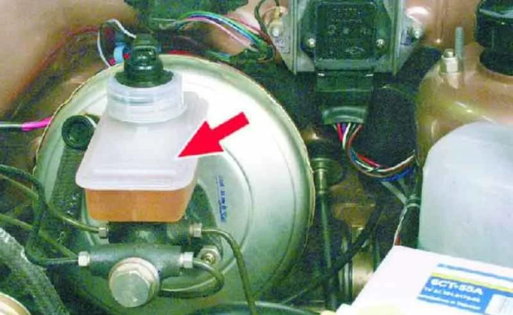 Протечку тормозной жидкости из гтц. Куда может уходить тормозная жидкость. Тормозная жидкость на 2110 бочек. Уходит тормозная жидкость ваз 2109 карбюратор. Куда девается тормозная жидкость.
