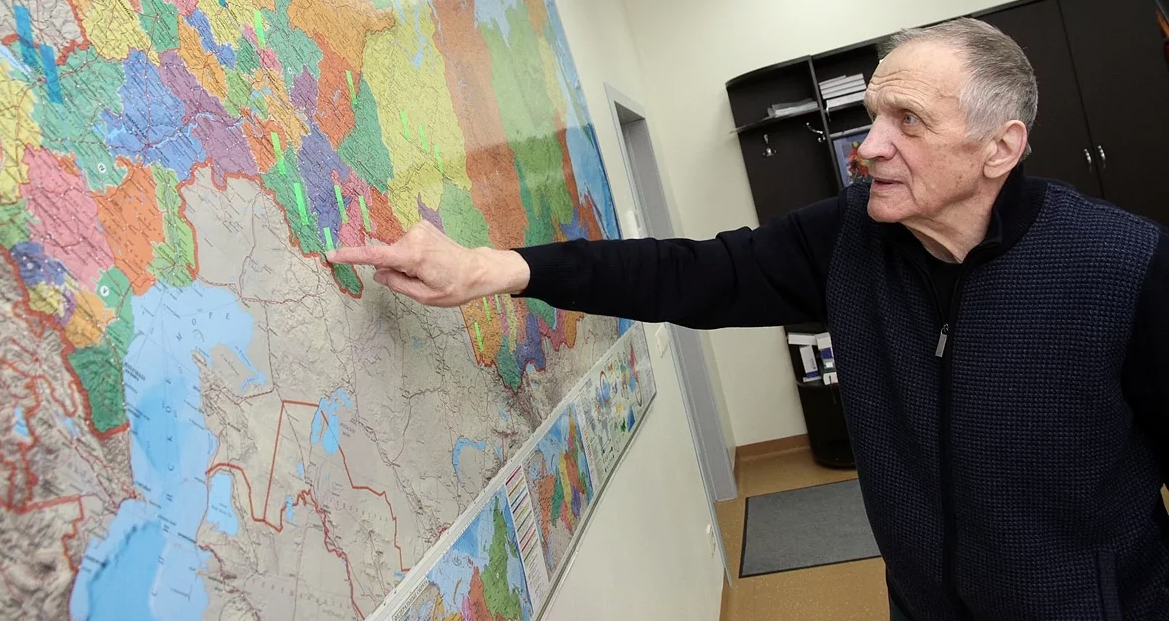 Владислав Тетюхин с картой. Фото из открытых источников