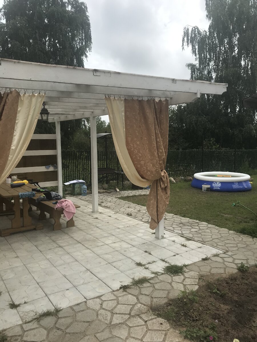 За этим столом мы сейчас сидим.