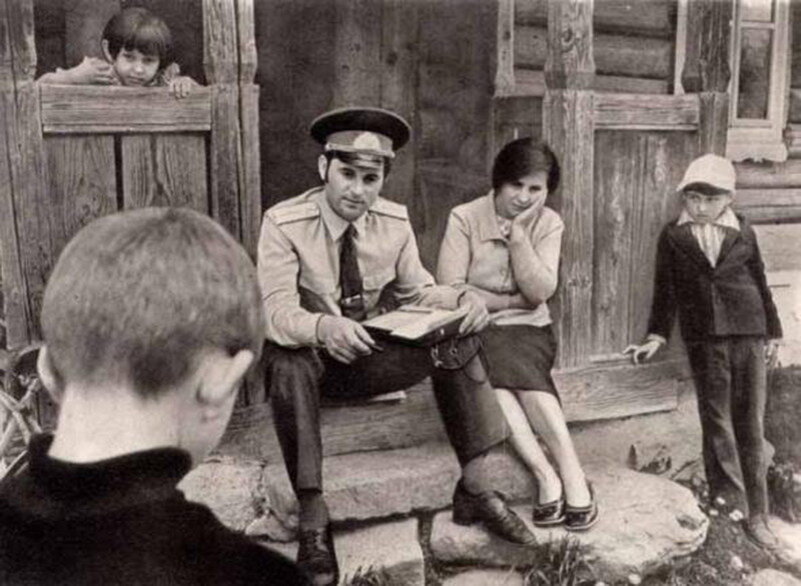 70-е. Участковый пришел в семью юного хулигана. 