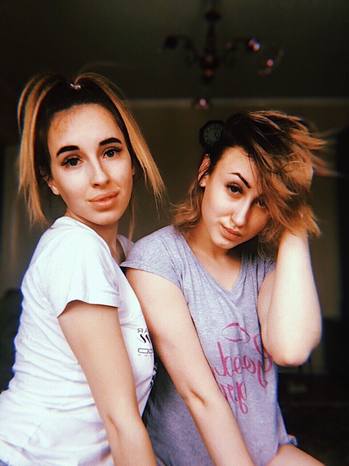 Я с подругой.