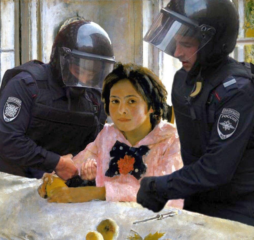 Девочка режет провокационные персики 