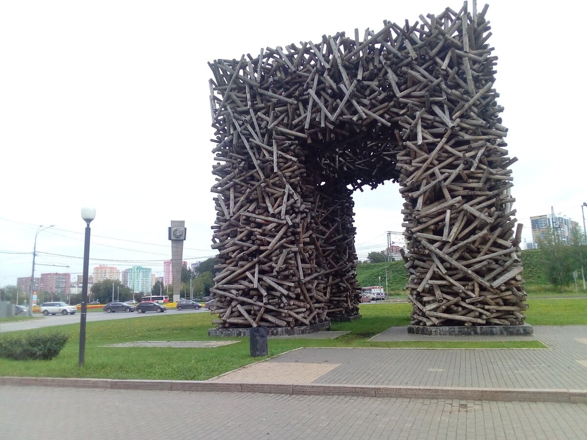 Николай Полисский Пермские ворота. Памятник Пермские ворота Пермь. Пермские ворота Николай Владимирович Полисский. Арт-объект Пермские ворота.