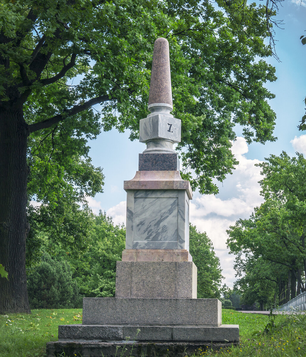 Верстовой столб в Стрельне, у Львовского дворца. Август 2019.