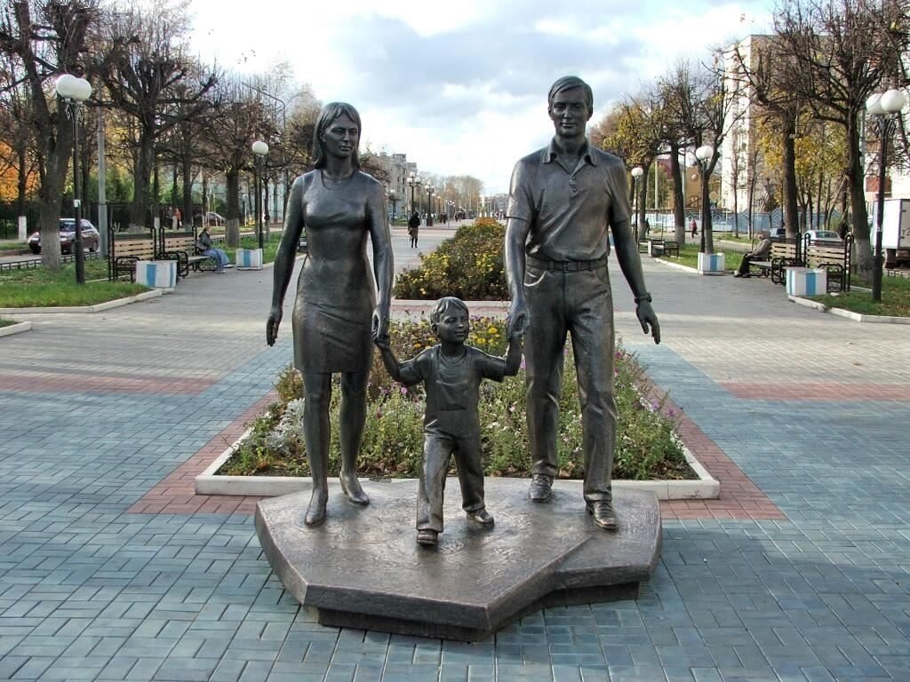 год семьи памятник. елец памятники. йошкар ола мать статуя. йошкар ола счастливая семья. памятник елецкой кружевнице елец.
