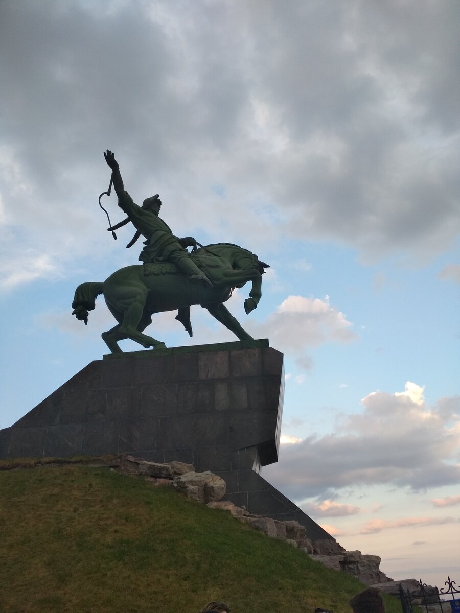 Уфа салават юлаев памятник фото. Памятник Салавату Юлаеву. Салават Юлаев памятник в Уфе. Памятник Салавату Юлаеву в Уфе. Памятник Салавату Юлаеву история.