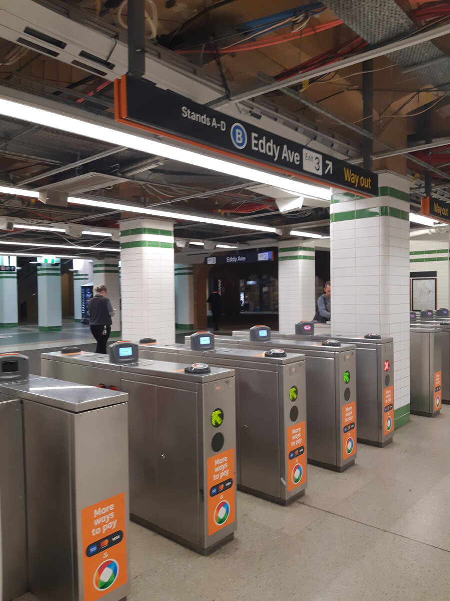 На турникетах внизу нарисованы банковские карты - к таким можно прикладывать как билет, так и кредитную/дебетовую карту.