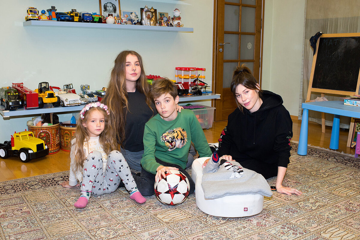 ЕВГЕНИЯ ЛИНОВИЧ С ДОЧЕРЬМИ АЛИНОЙ И АГАТОЙ И СЫНОВЬЯМИ БОРИСОМ И АЛЕКСАНДРОМ.