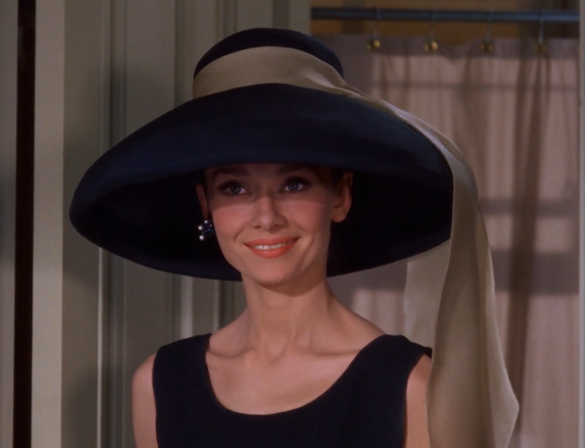 Одри Хэпберн в роли Холли Голайтли, кадр из фильма "Завтрак у Тиффани", 1961 г.
