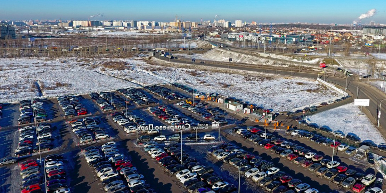 Бесплатная парковка саларьево. Перехватывающая парковка Саларьево. Автовокзал Саларьево стоянка. Глобус в Саларьево парковка. Парковка перехватывающая у метро Саларьево.