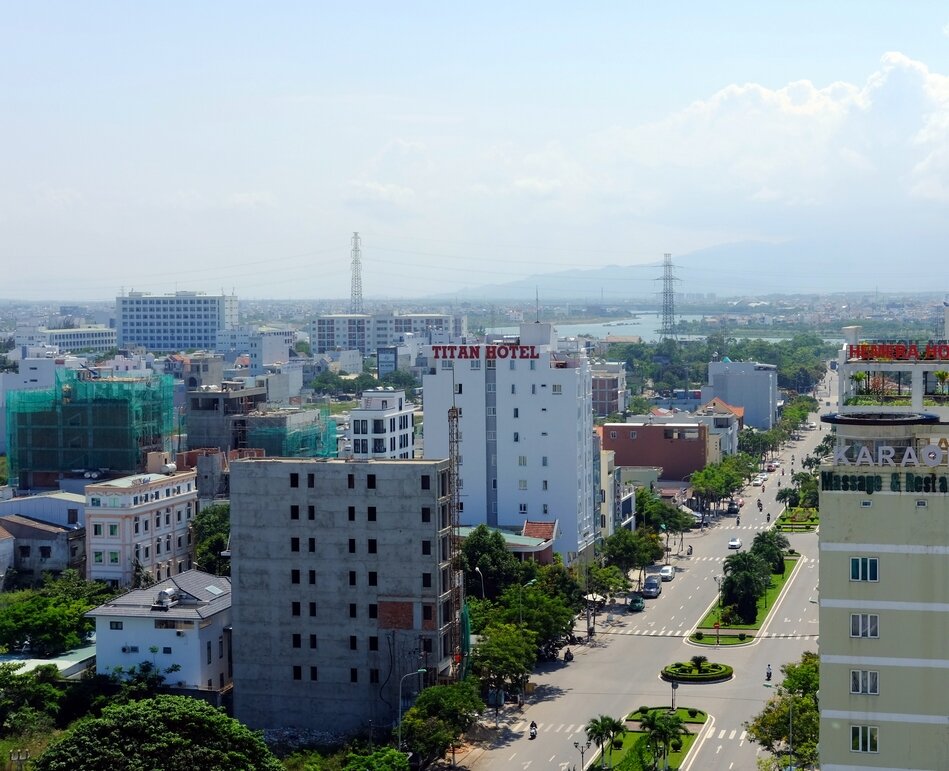Когда подъехали на такси, то первое впечатление было: "Да он самый высокий тут!"