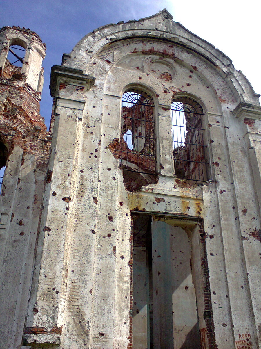 Фрагмент храма с предыдущего фото. Явственно видны следы войны