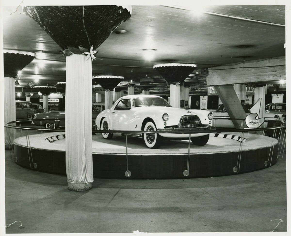В ноябре 1954 года в Детройте общественности был представлен интересный и уникальный концепт DeSoto Adventurer I.