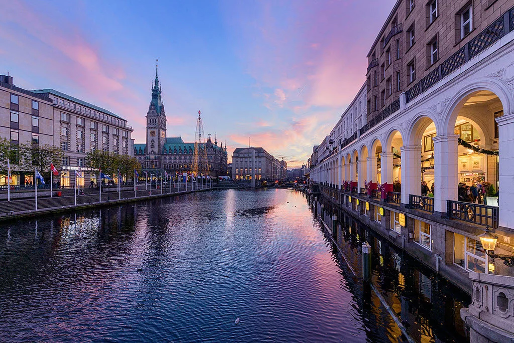 Столица города гамбург. Hamburg Германия. Гамбург река Эльба. Гамбург центр города. Шпайхерштадт Гамбург.