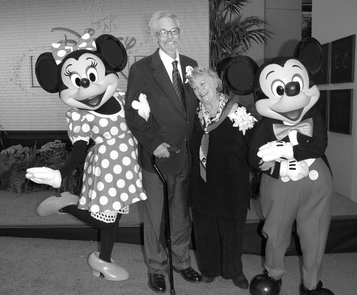 Голос актриса Руси Тейлор позирует со своим мужем, Уэйном Оллвайном, и их соответствующими персонажами Диснея в 2008 году