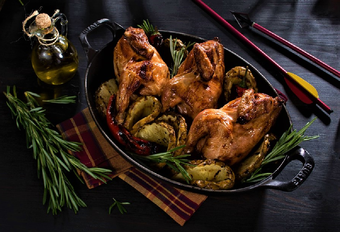 Рябчик куропатка перепелка. Перепелиное мясо. Домашняя птица и дичь. Перепела жареные. Утка с яблоками.