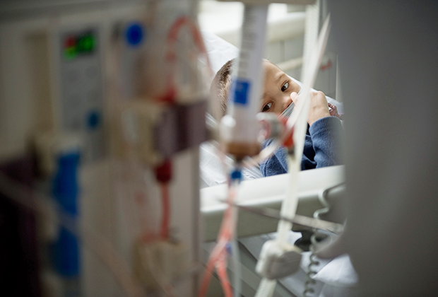 Во время процедуры гемодиализа в отделении пересадки почкиФото: Григорий Сысоев / РИА НовостиХирург назвал своим оппонентом главного трансплантолога Минздрава