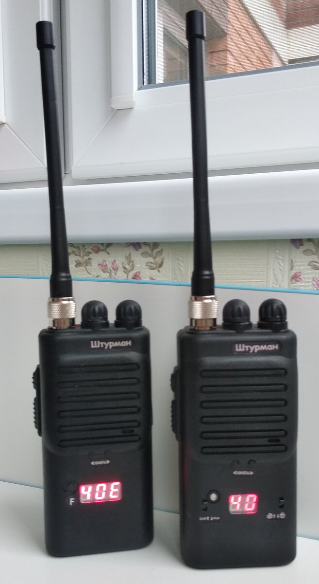 Переносные AM/FM cb (27 МГц) рации Штурман-90 (слева) и Штурман-80М (справа)