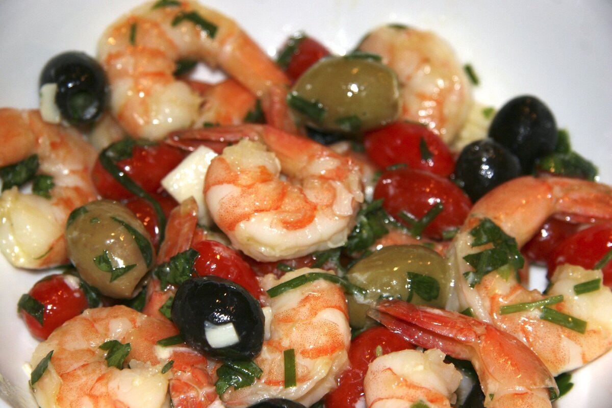 Салат с креветками и оливками