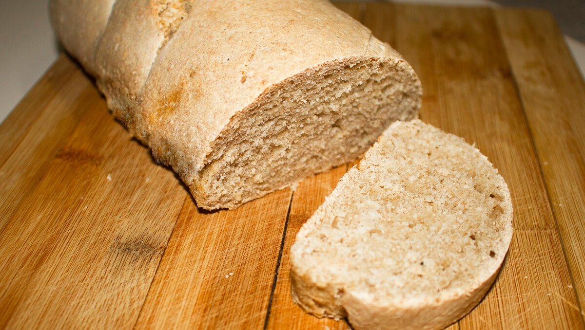 Ржаные отруби рецепт. Хлеб отрубной на закваске. Хлеб с отрубями. Хлебец отрубной на закваске. Хлеб пшеничный с овсяными хлопьями.