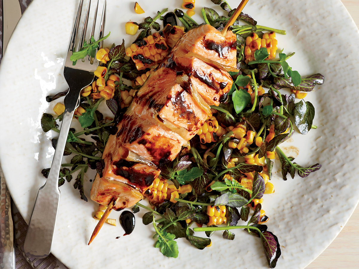 шашлык из лосося обжаренный в масле с кукурузой и кресс-салатом