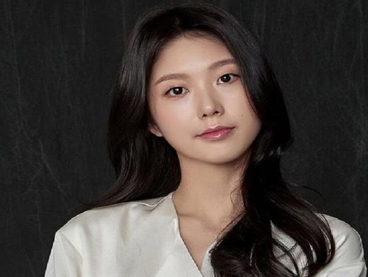 Проводим же в последний путь торжественным залпом из ручных орудий в воздух 25-летнюю корейскую актрису Го Су Юнг, которая умерла от болезни (какой точно, не уточняют)

К слову, Юнг играла в корейском фантастическом сериале «Гоблин» и фильме «Лжесвидетельство Соломона». Также принимала участие в съемках клипа на композицию «With Seoul» кей-поп-звезд BTS (хуесосы, кстати).