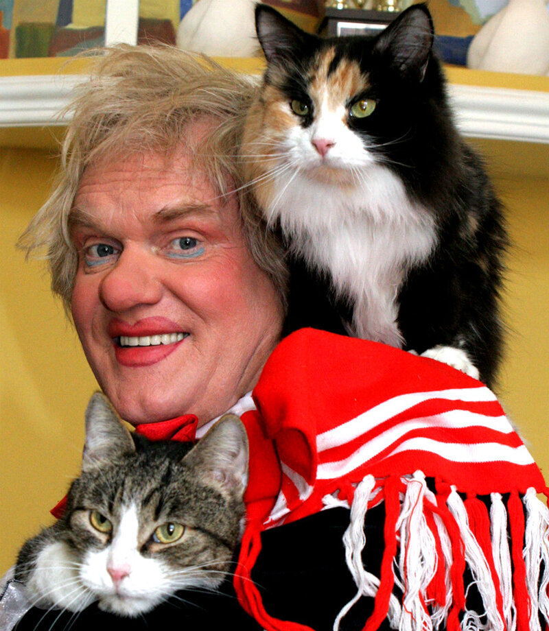 "Когда мы с кошкой играем, еще вопрос, кто с кем играет – я с ней или она со мной" - слова Юрия Куклачёва. Источник: bloknot.ru