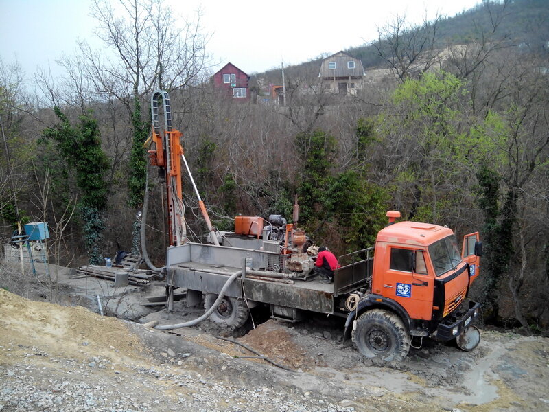 Этой буровой УРБ 2А2 можно пробурить скважину, глубиной максимум до 250 метров. На неглубокие скважины на такой бурилке ездить не рентабельно