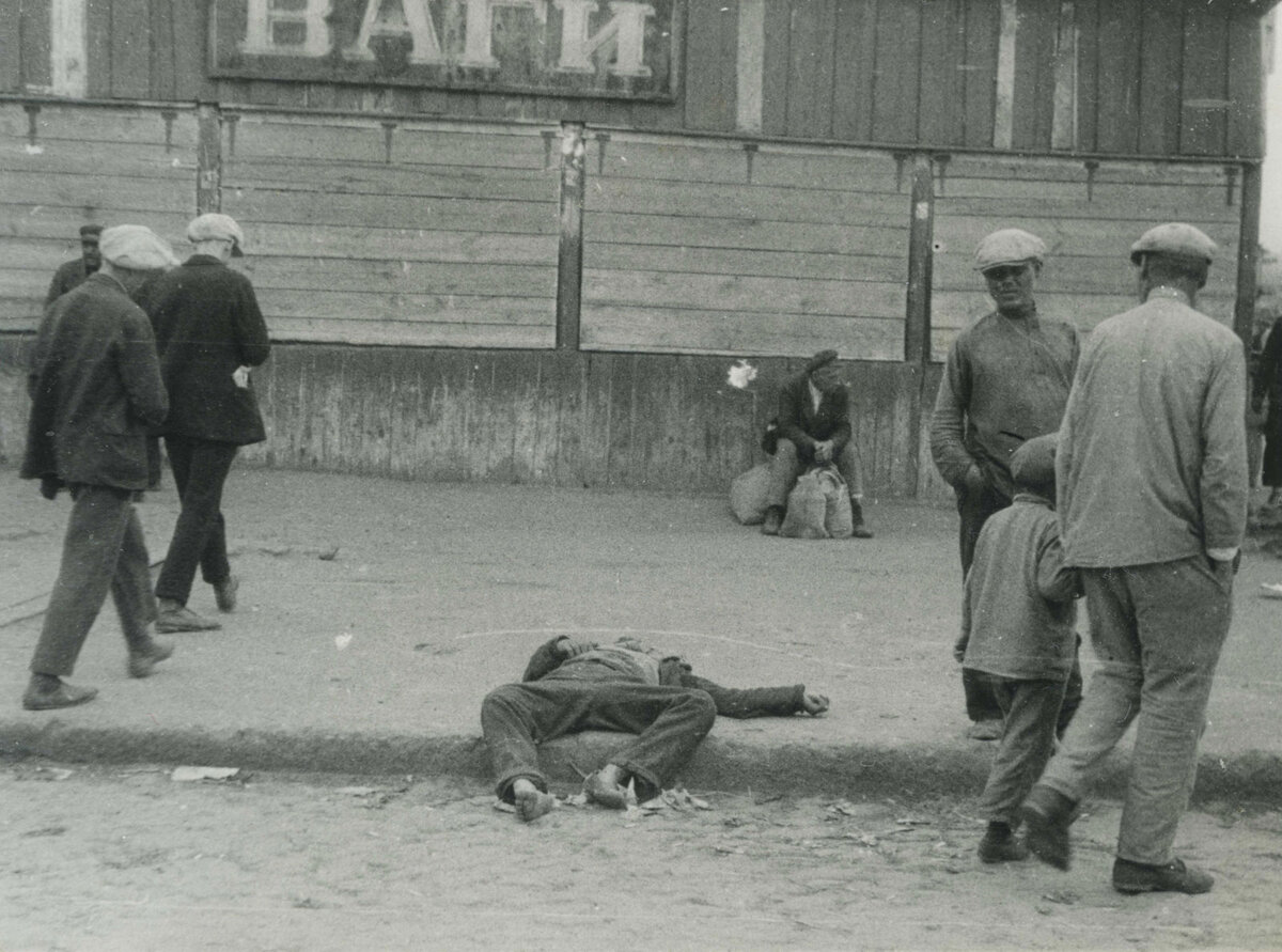 Фотография Харькова 1933 года с подписью: «Сочувствие уменьшается!» 