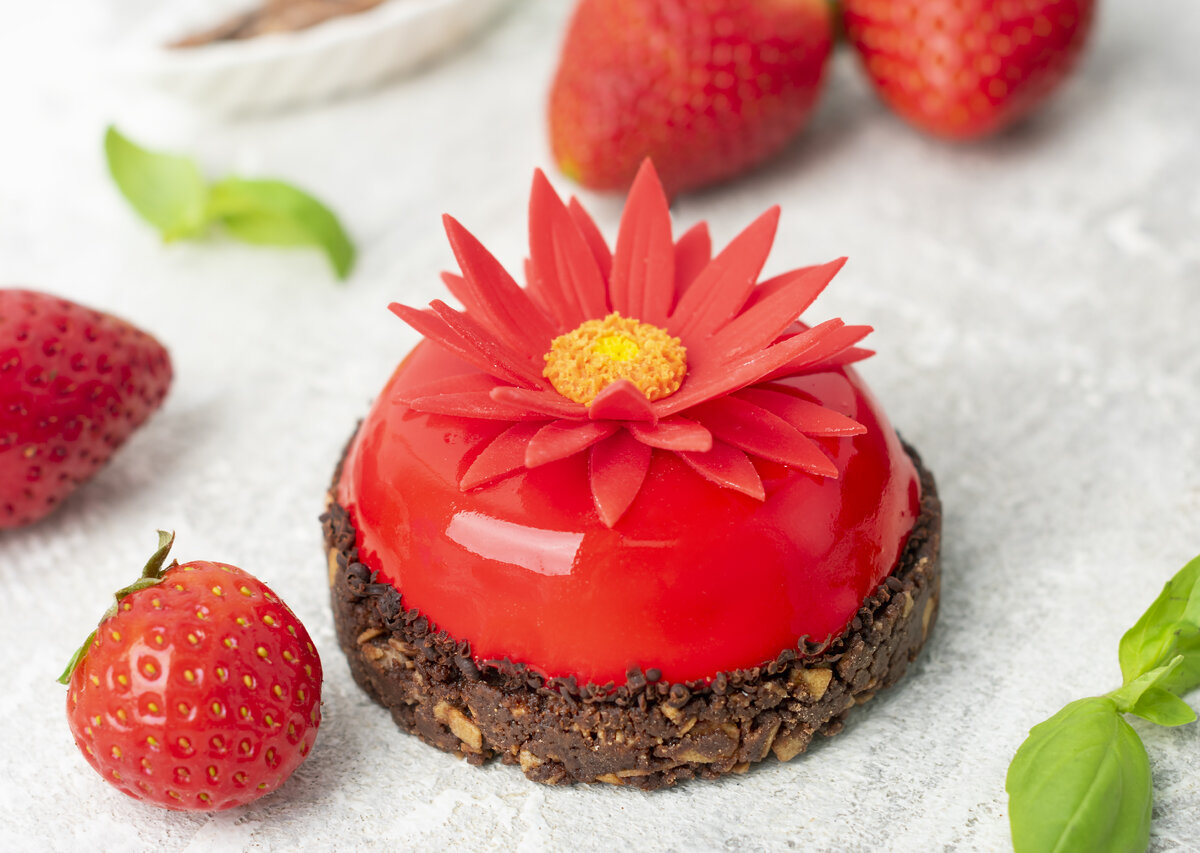 Пирожное "Клубника-базилик"