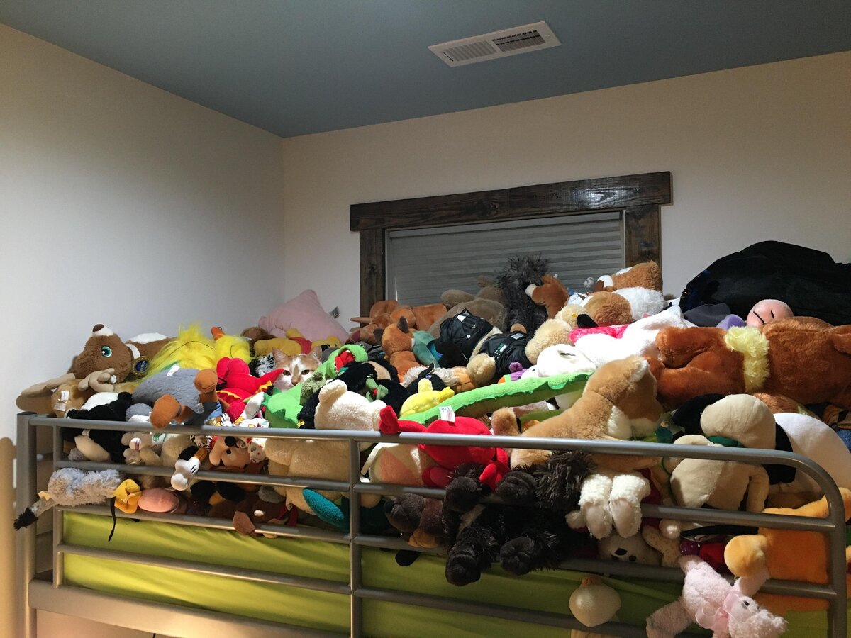 Кровать с кучей игрушек
