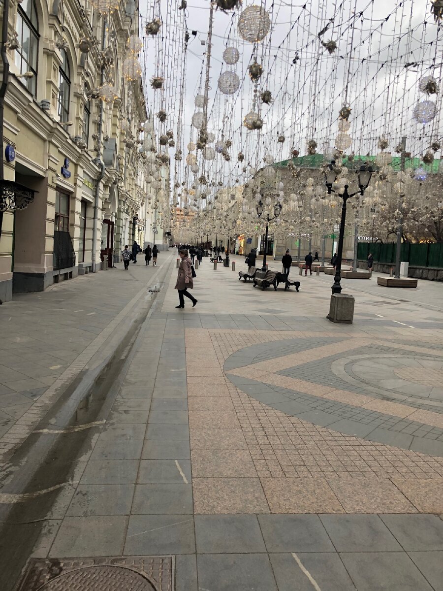 Странные фонарики на Никольской улице