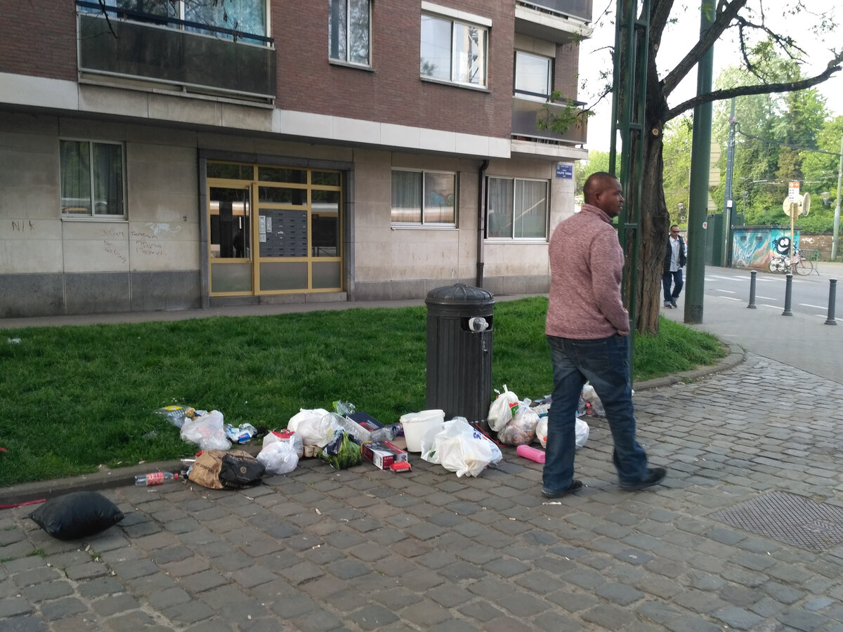В Брюсселе валяющийся прямо на тротуаре мусор — обычная картина