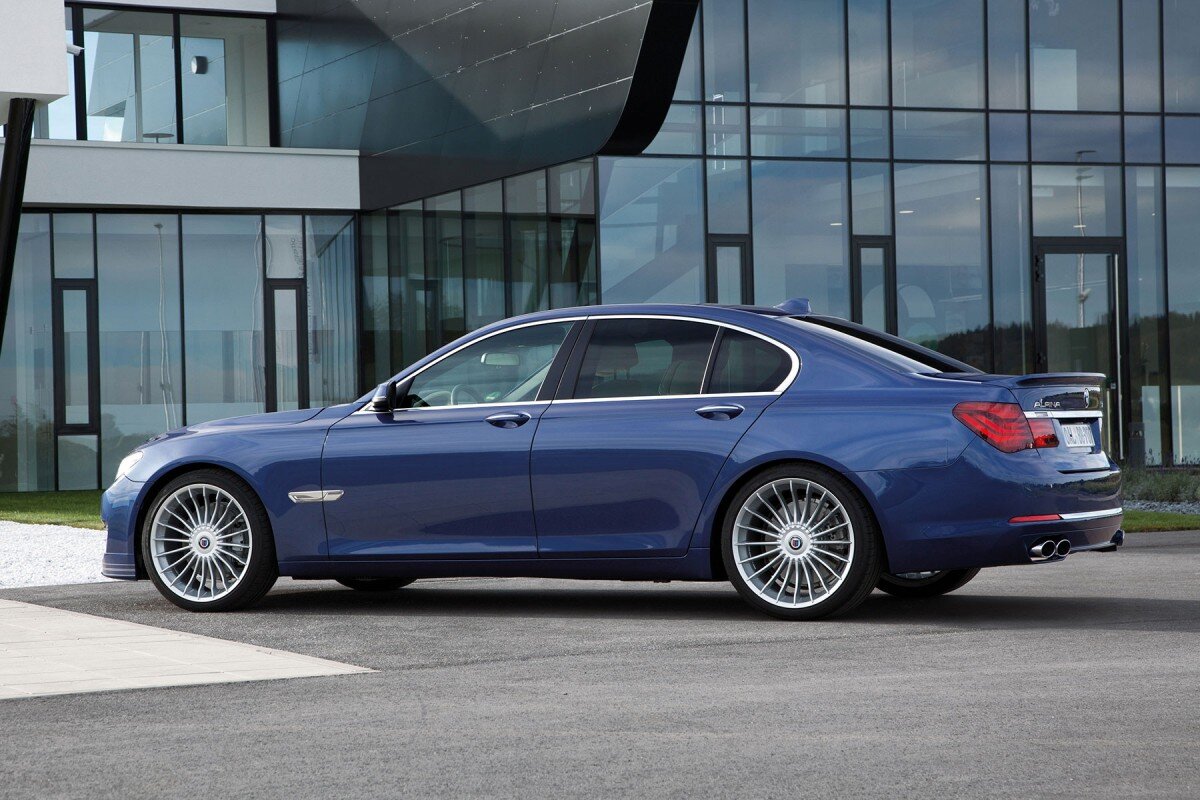 Полностью в курсе дела с первых секунд общения: с умным помощником BMW Intelligent Personal Assistant в BMW 7 серии нет ничего невозможного. Найти определенное место или прочитать электронное письмо, не отрываясь от вождения: функция «Привет, BMW» сделает процесс управления системами автомобиля естественными. При этом информация и возможности всех приложений и сервисов BMW всегда находятся в актуальном состоянии. А входящие в ассистент вождения Professional передовые системы помощи водителю, такие как ассистент управления, система удержания полосы движения, ассистент парковки Plus, инновационный ассистент движения задним ходом — готовы прийти на помощь водителю, в любое время, в любой ситуации.