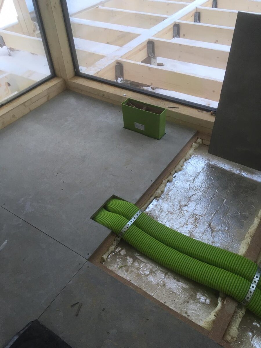 Приточная решетка расположена в полу. Гостиная. через решетку подается 60 м3/ч - 2 овальных воздуховода с антибактериальным покрытием 50х100 х 30 м3/ч каждый.