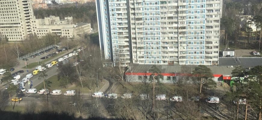 Перед госпиталем ветеранов войн в Москве выстроилась вереница «скорых». Клинику перепрофилировали для лечения больных коронавирусом