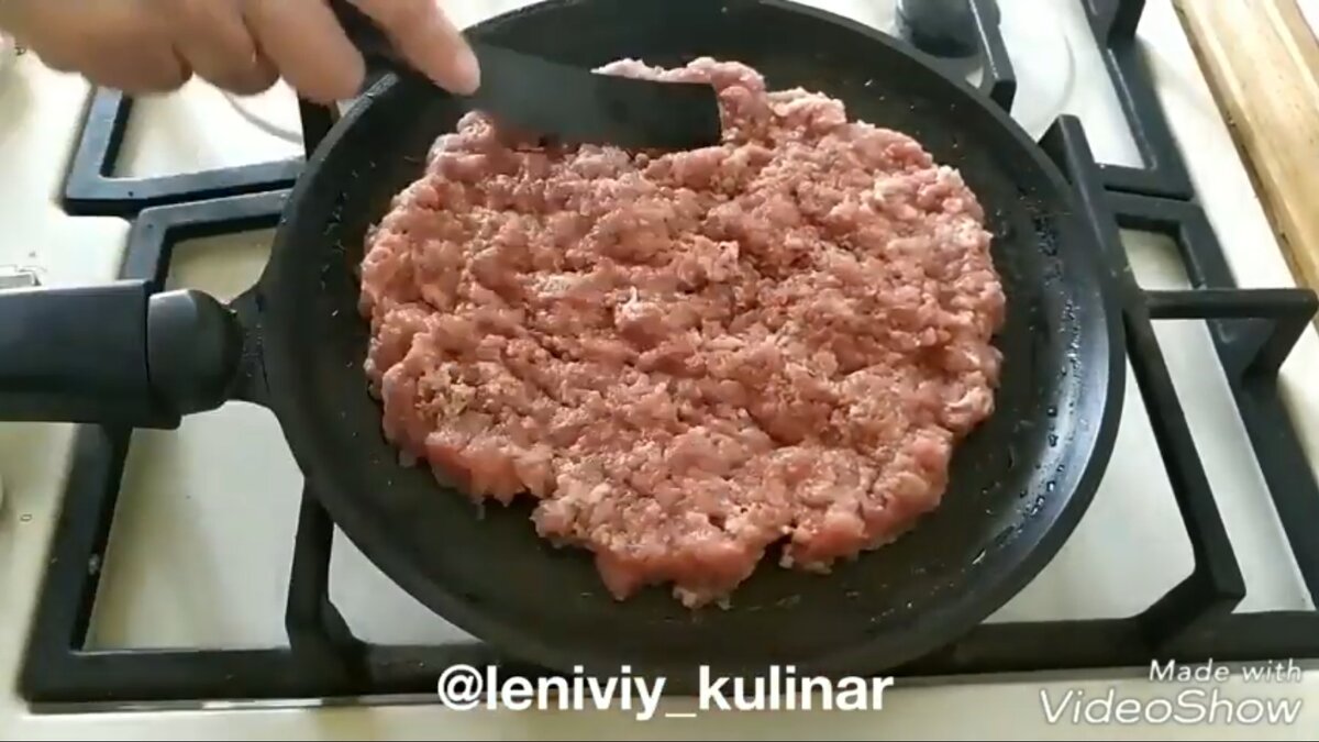 Выкладываем подсоленный фарш на сковороду. (Толщина котлеты около 1 см)