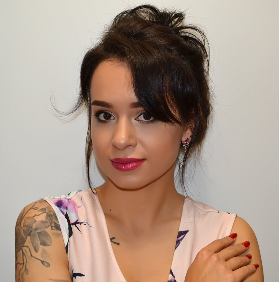 В магазине серьги представлены в серебре и золоте  . Я выбрала: серебро . Тип металла: медь.  Индивидуальное изготовление; Вид серёжек: Серьги-гвоздики; Размер: 2 * 1,5 см 
Хочу отметить потрясающие серьги, рекомендую обязательно к ним присмотреться!!!! На фото невозможно передать всю красоту, но они ооочень красивые!!!❤️