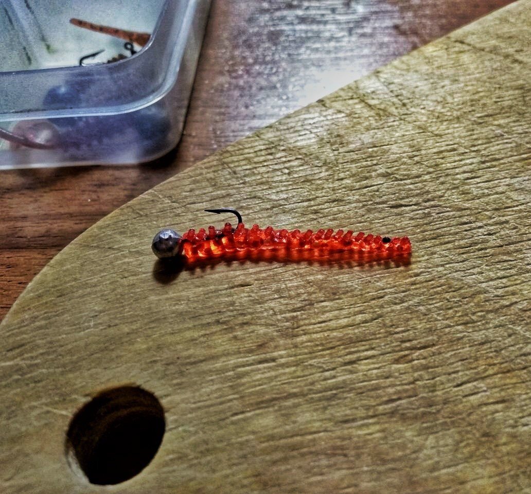 Червячок из силикона на мормышке