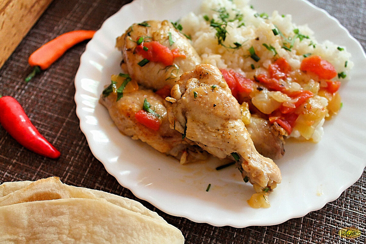 баклажаны пармеджано ттк. курица тушеная в томатном соусе. курица и помидоры что приготовить. грудка с овощами. курица с помидорами.