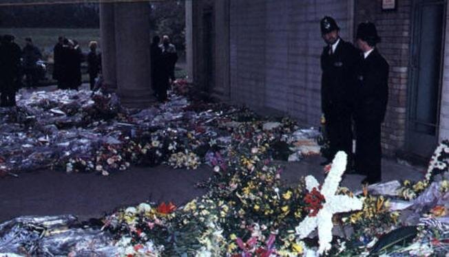 У входа в дом Фредди в Гарден Лодж. Фото из открытых источников