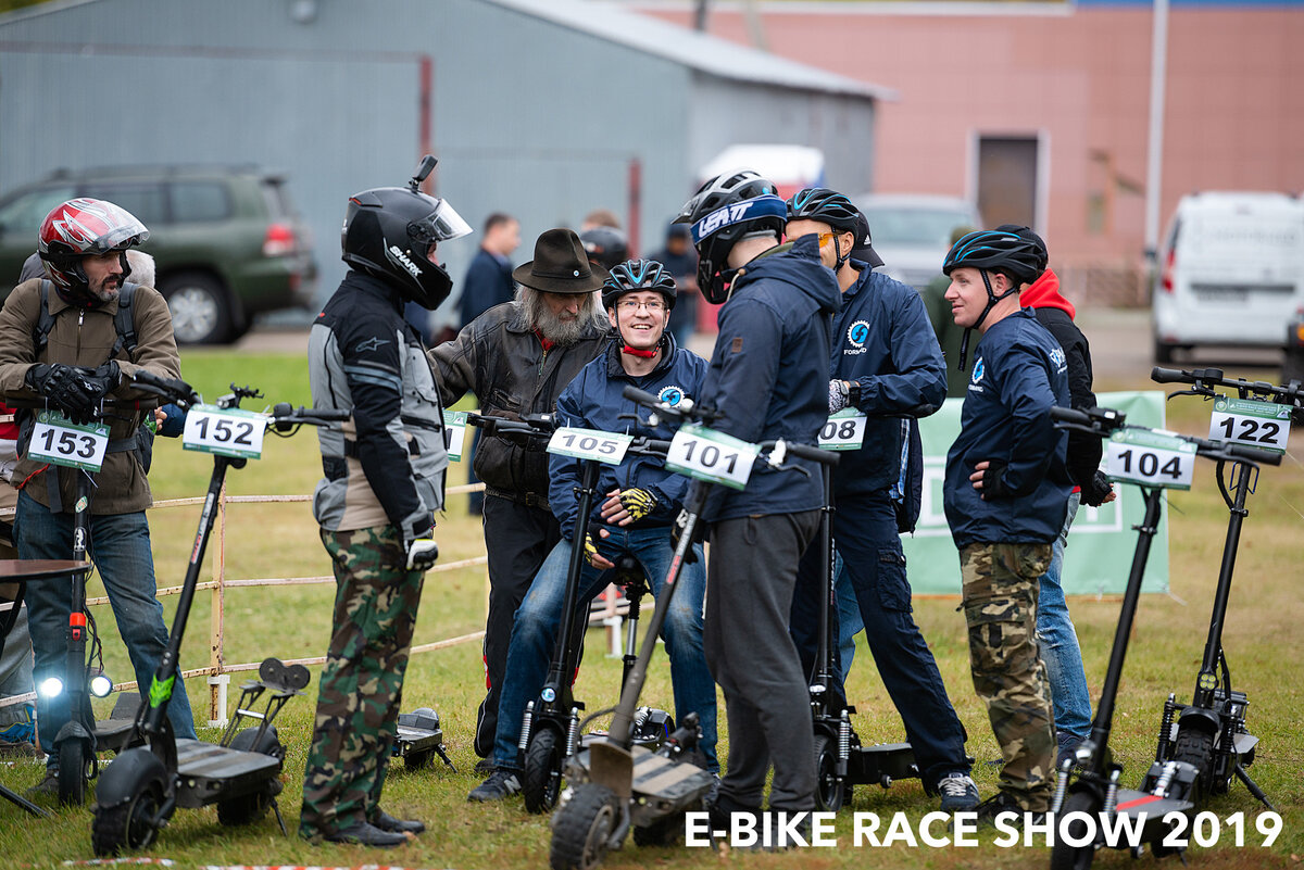 Ассоциация развития спорта. Журналисты на массовом мероприятии в зеленых жилетах. Электрогонки а Казани.