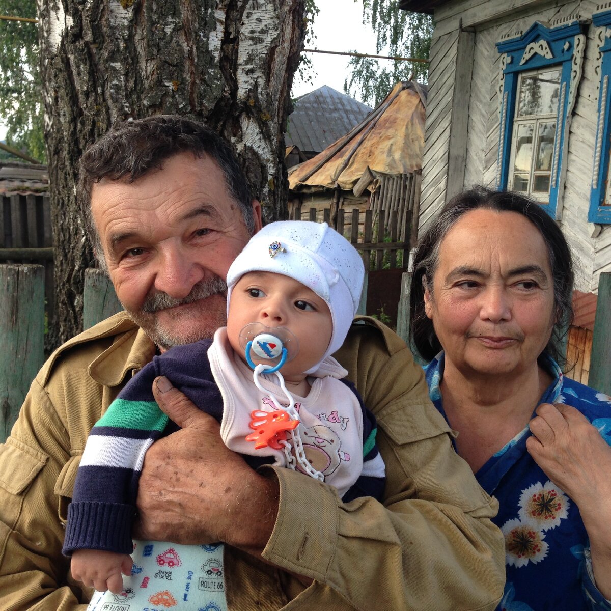 У своего деревенского дома.