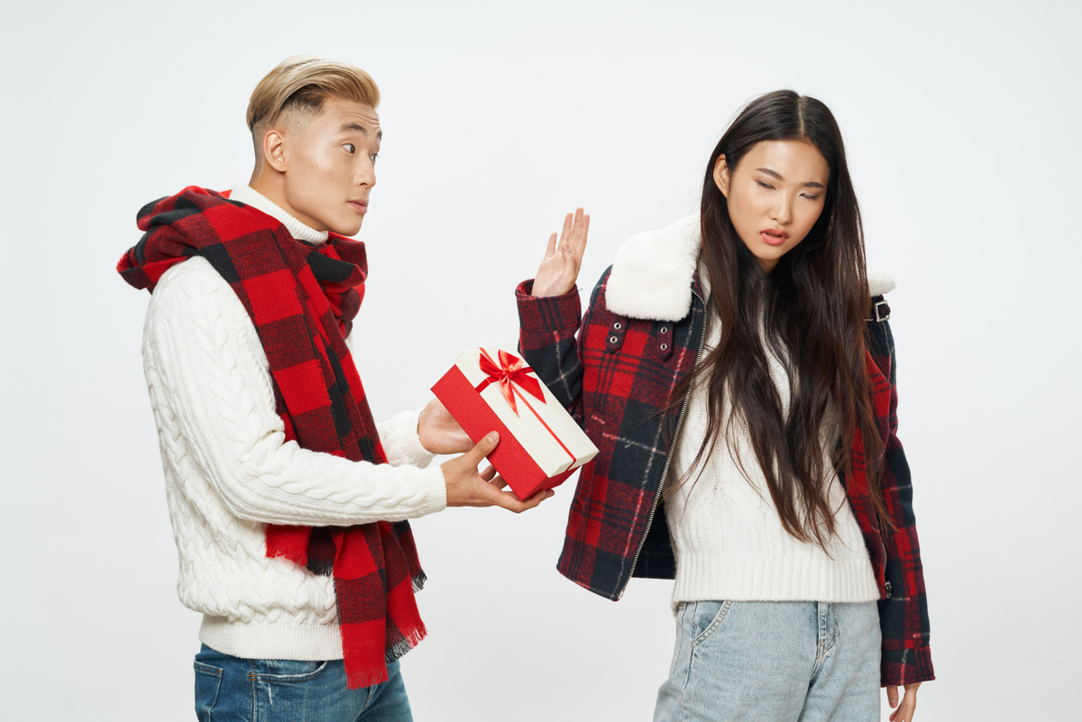 Очень сложно сказать в лицо, что он тебе не нравится и неприятен! 