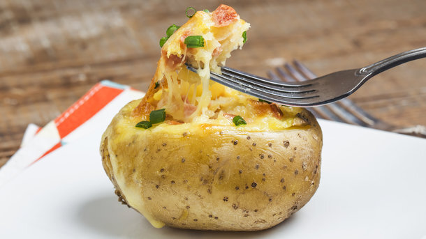 Готовим картошку с начинкой из мяса, сыра, чеснока и сезонной зелени в микроволновке

