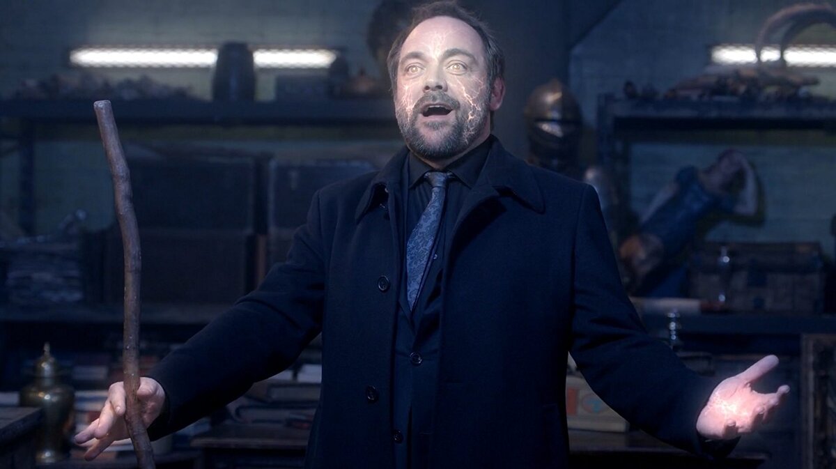 Кроули с Жезлом Аарона( 15 серия 11 сезон " За борцовским ковром