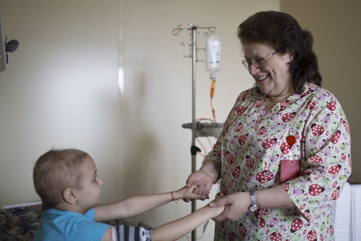 М. Белогурова с пациентом Онкоцентра. Фото: Ольга Карпушина