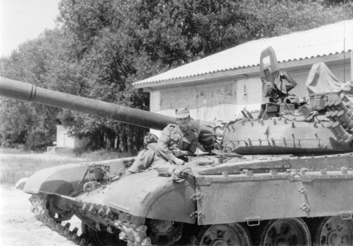 Т-72Б со снятой ДЗ, бонки для крепления ДЗ в наличии.  Учебный центр КВТИУ, пос. Гореничи, июнь 1990 года.